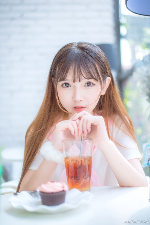 虽然刘璝本身没有错，这件事情里，他也是一个受害者，原本法正也没有追究的意思，但从庞统那里得知刘璝对吕布十分抵触的事情，加上眼下蜀中新定，这个时候，如果刘璝站起来反对或者此时荆州从南边打进来，刘璝在蜀中掌握的人脉可不少，若是此人到时候倒戈，对他们来说，是个大患，如今让他自杀，却也可以省了许多麻烦，而且不必担心因此而惹得军中不满，两全其美。